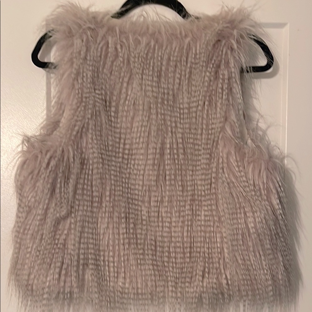 Chic Faux Fur Vest with Silver Grommet Accents Womans Size Small - Picture 4 of 9